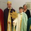 Noah Kolbert, Anton Brenner, Michel Brenner und Fabian Schneider (von links) fahren als Sternsinger und Vertreter der Diözese Würzburg nach Berlin zum Bundeskanzler. Begleitet werden sie von Monika Jacob und Karlheinz Damm.