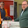 Dankbar nimmt Ernst Gehling von der Schweinfurter Tafel (links) die Lebkundespende der Firma Heinz entgegen, die Prokurist Rainer Kneuer übergab.
