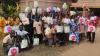 Mitarbeiter der "Baobab Children Foundation" in Ghana freuen sich über den Weihnachtsreis.