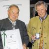 Geehrt: Georg Stürzenberger (links) erhielt vom BJV-Präsidenten Jürgen Vocke die Hubertusmedaille.