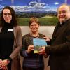 Übergabe der Broschüre zum "Green Care"-Projekt, das inzwischen an den Hescuro-Kliniken in Bad Bocklet etabliert wurde (von links): Katharina Thümer, Psychologin und Wildnispädagogin, Doris Pokorny, Leiterin der Bayerischen Verwaltungsstelle des Unesco-Biosphärenreservats Rhön, und Chefarzt Arpad Grec, Facharzt für Psychiatrie und Psychotherapie und Leiter der Psychosomatischen Abteilung an den Hescuro Kliniken in Bad Bocklet.