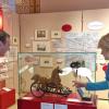 Museumsmitarbeiter Marcel Bühner und Museumsleiterin Annette Späth freuen sich über die „Sandberger Pferde“ als Leihgabe aus der Kaiservilla in Bad Ischl.