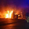 In Haßfurt standen in der Silvesternacht mehrere Mülltonnen und eine Sichtschutzabtrennung aus Holz lichterloh in Flammen.