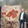 Wieder hergerichtet wurde der Liebespfad in Abtswind, ein etwa fünf Kilometer langer Wanderweg. Bürgermeister Jürgen Schulz (links) bedankte sich bei Victoria Galler und Volker Mix für die Mithilfe, nicht nur bei den neuen Schildern.