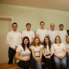 m Bild die Mitwirkenden der Komödie (hintere Reihe von links): Alexander Janzen, Daniel Rüdenauer, Sebastian Decker Wolfgang Kilian, Jens Lilli, Klaus Wagner (Co-Regie); vordere Reihe (von links) Lisa Wirsching, Leonie Kohler, Lea Trabert, Anja Trabert, Alexandra Pfadler, Gudrun Albrecht (Co-Regie).