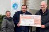 Einen Scheck über 1000 Euro erhielt der Vorstand des Tierheims Schwebheim, Johannes Saal (Mitte), von Steuerberaterin Martina Stühler und ihrem Kollegen Markus Gropp.