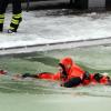 Feuerwehrübung im Silvana: Wasserrettung einer Person im Wasserrettungsanzug mittels Leiter.
