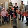 Der Freundeskreis des Seniorenzentrums Bergtheim hat Geschenke zu Weihnachten mitgebracht und im Haus verteilt. Rechts Freundeskreisvorsitzender Edgar Bauer.