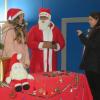 Alles ist Joleen (rechts, Tamia Kittner) zu teuer oder unpassend. Weder die Schmuckverkäuferin (links, Mia Hartung) noch der Nikolaus (Naiem Mousa) können sie überzeugen, bis Joleen selbst eine Idee hat …