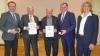 Im Rahmen der Jahresschlusssitzung wurden Günther Liepert und Erich Füller mit dem silbernen Stadtsiegel ausgezeichnet. Mit im Bild sind zweiter Bürgermeister Bertram Wolf, Bürgermeister Franz-Josef Sauer und dritte Bürgermeisterin Bettina Schmitt.
