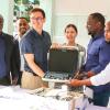 Übergabe der im von Engagement Global geförderten Projekt angeschafften medizinischen Geräte (von links): Dr. Sebastian Pima, Billy Brown, Dominik Wershofen, Anuschka Heid, Bürgermeister Constantine Sima, Dr. MohamedKiwanuka.