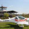 Das neue Ultraleicht-Flugzeug des Aero Club Bad Neustadt vor dem Clubheim des Vereins auf dem Grasberg. Mit dem Kennzeichnen D-MNES (M steht für die Flugzeugklasse "Ultraleicht") wirbt das Flugzeug auch für unsere Heimatstadt.
