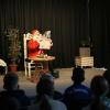Santa Claus (Alexa Graf, 6c) kommt erschöpft, aber zufrieden von seiner  Geschenke-Tour zurück und muss aus der Zeitung erfahren, dass er manchen  Journalisten zu dick und altmodisch ist.