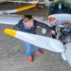 Bei der Übernahme wurde das neue Flugzeug nochmals gründlich überprüft. Hier inspizieren der Ausbildungsleiter Motorflug Stefan Kowarsch und das Vorstandsmitglied für Motorflug Josef Vonderau am Tag der Übergabe den Motorraum Motorflug. Bei der Übernahme wurde das neue Flugzeug nochmals gründlich überprüft. Hier inspizieren der Ausbildungsleiter Motorflug Stefan Kowarsch und das Vorstandsmitglied für Motorflug Josef Vonderau am Tag der Übergabe den Motorraum Motorflug.