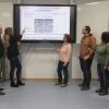 Lehrerin Jasmin Wende (3. v. l.) erläuterte die vielseitige Verwendung der Digital-Tafeln, die den Unterricht in allen Klassen der Johannes-Petri-Schule optimieren. Die Mitglieder der Schulverbandsversammlung (v. l.) René Gerner, Oliver Lukaschewitsch, Schulleiterin Brigitte Dehe, Benedikt Müller, Simone Berned und Vorsitzender Johannes Krumm informierten sich über das Novum.