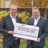 Volker Sauer (links), Geschäftsführer des Klinikum Würzburg Mitte, nahm die Spende von Simon C. Kuttenkeuler, Vorsitzender des Vereins Kinderklinik am Mönchberg, entgegen.