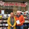 Voller Begeisterung hatte der Vorsitzende der Kindertafel, Stefan Labus, die Strickware abgeholt.