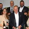 Der Winzer-Ehrenpreis für den besten Rosé ging an das Weingut Geßner. Mit Uwe Geßner (Mitte) freuen sich Bruderschaftsmeister Peter Schwappach (von links), die Winzer Stefan Bardorf, Franziska Galena, Rainer Sauer und Harald Brügel sowie die Fränkische Weinprinzessin Linda Keller und der Kellermeister der Weinbruderschaft Hermann Mengler.