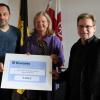 Clubpräsident Kiwanis Zoltan Szlaninka (von links), Bürgermeisterin Anette Schmidt und Clubmitglied Jürgen Imhof übergaben den Spendenscheck am 29. November.