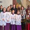 Alle, die sich im Familiengottesdienst eingebracht haben, sind auf dem Bild zu sehen. Darunter ist die engagierte Ministrantengruppe und die Jugendband "La Speranza".