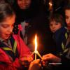 Pfadfinder*innen überreichen das Friedenslicht aus Bethlehem.