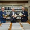 Archivbetreuer Norbert Vollmann (von links), Archivar Marian Opalka und Bürgermeister Thorsten Wozniak blättern in Akten des Stadtarchivs. Archivbetreuer Norbert Vollmann (von links), Archivar Marian Opalka und Bürgermeister Thorsten Wozniak blättern in Akten des Stadtarchivs.