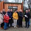 Alfred Beetz, Vorsitzender der Aktionsgruppe Leader Badisch Franken (Zweiter von rechts) übergab stellvertretend für alle Mitglieder des Heimat- und Kulturrings Zimmern an dessen Vorsitzenden Dieter Schenek (Dritter von rechts) die offizielle Leader-Plakette, die in Zukunft am neuen Naherholungsgebiet in Zimmern angebracht sein wird.