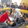 (zis)   Die Belegschaft des Heizungs-Sanitärbetriebes Weigand in Marktbreit absolvierte ein Erste-Hilfe-Training beim BRK-Kreisverband Kitzingen. Alfred Schnabel, Ausbilder der BRK-Bereitschaft Buchbrunn-Mainstockheim, lehrte den Teilnehmern die Maßnahmen bei lebensbedrohlichen Störungen der Vitalfunktionen des Menschen, wie es im Presseschreiben heißt. So wurde die stabile Seitenlage bei Bewusstlosen geübt ebenso wie die Herz-Lungen-Wiederbelebung. Auch über die Handhabung eines Frühdefibrillators bei Kammerflimmern wurde gesprochen. Weitere Themen waren das richtige Verhalten bei Blutungen, Schock, Verbrennungen und Stromverletzungen. Im Bild von links: Jürgen Krämer, Emil Stüdlein, Katrin Weigand, Geschäftsführer Axel Weigand, Martina Klotz, Tobias Ganz, Rainer Radlinger, Sebastian Schmidt, Michael Krauß, Wolfgang Conrad und sitzend an der „Puppe“ Werner Hofmann.