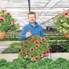 Vorbereitung auf den Sommer: Matthias Dürr zeigt die ersten Blüten im Gewächshaus. Seit drei Monaten leitet er die Kurgärtnerei.