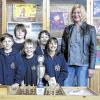 (th)   Riesig stolz ist die Grundschule Thüngen auf ihre fünf jungen Schach-Champions, die vor kurzem in München den Titel des Bayerischen Schulschachmeisters errungen haben. Vom 3. bis 6. Mai dürfen sie jetzt in Dittrichshütte (Thüringen) um die Deutsche Meisterschaft mitkämpfen. Als Anerkennung erhielten die Schüler von ihrer Schulleiterin Doris Weinmann je einen Büchergutschein. Darüber hinaus sponsern die Hobbyköche der Schule die Fahrt nach Dittrichshütte mit einer Geldspende, und auch die Schulverbandsgemeinden Thüngen und Karlstadt unterstützen die Fahrt. Im Bild von links: Sebastian Lehrmann, Nico Schwarz, Noah Steiner, Lucca Steiner und Alina Mehling und die Rektorin Doris Weinmann.