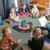 Manuela König vom Büchereiteam der Familienbücherei Poppenhausen mit einer Gruppe Kinder im Kindergarten Kronungen.