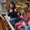 Max und Sofie haben kurze Wege, seit der Klavierunterricht von Tamara Sverdlova vor Ort in der Friedrich-Fleischmann-Grundschule stattfindet.