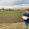 Sulzfelds Bürgermeister Jürgen Heusinger mit dem Plan für das neue Baugebiet, das am Ortsrand von Kleinbardorf entstehen soll. Heusinger ist enttäuscht darüber, dass die Planung wieder von vorne beginnen muss. Sulzfelds Bürgermeister Jürgen Heusinger mit dem Plan für das neue Baugebiet, das am Ortsrand von Kleinbardorf entstehen soll. Heusinger ist enttäuscht darüber, dass die Planung wieder von vorne beginnen muss.
