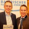 BFV-Vizepräsident Jürgen Pfau (links) erhielt von BFV-Präsident Christoph Kern die Verbands-Ehrennadel in Gold.