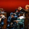 Das Philharmonische Orchester Würzburg unter der musikalischen Leitung von Gábor Hontvári spielt das Weihnachtskonzert 2023 in der Blauen Halle des Mainfrankentheaters.
