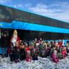 Kindergartenkinder mit dem Busfahrer des Busunternehmens Hümmer aus Kirchlauter und dem Nikolaus.