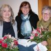 Schweren Herzens verabschiedete Bürgermeisterin Sibylle Säger (Mitte) Doris Unger (rechts) in den Ruhestand und begrüßte ihre Nachfolgerin Susanne Cormier (links) mit Blumen in Nordheim