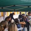 Am Bratwurststand: Schülerinnen und Schüler der 3. Klasse, Nathalie Ringelmann, Michael Weißmann, Alexandra Kosch, Jessica Renn, Simone Hoang-Ludwig, Jürgen Maier.