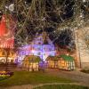 In der festlich geschmückten Kitzinger Innenstadt findet vom 15. bis 17. Dezember der Weihnachtsmarkt unter dem Motto "Kitzingen leuchtet" statt.