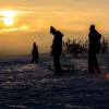 Kurz vor Sonnenuntergang: Schneewanderer in der Rhön Anfang Dezember. Im Hintergrund liegen das Sinnquellgebiet und der Arnsbergsüdhang.