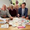 Die Weihnachtskartenaktion des Landratsamts Schweinfurt wurde heuer unterstützt durch das Erich Kästner Kinderdorf in Oberschwarzach. Von rechts: Gerald Möhrlein (Vorstand des Kinderdorfvereins), Landrat Florian Töpper, Kinderdorfgründerin Gunda Fleischhauer, Sozialpädagogin Petra Pieczyk und Eva-Maria Hoffart (Geschäftsführung).