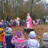 Alles dreht sich um den Nikolaus – ein großer Kreis um die Hauptperson an diesem Tag. Am 6. Dezember ging es in diesem Jahr für die über 100 Kinder des Kindergartens St. Mauritius Wiesentheid in den Wald. Dort traf man den Nikolaus und feiert zusammen mit ihm diesen Tag mit einer schöne Stunde Vorspiel, Gesang, Gedicht und natürlich Geschenken, die der Nikolaus aus seinem Wagen an die Kinder verteilte.
