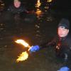 Begleitet wurde das weihnachtliche Gespann von zwölf Wasserwacht-Schwimmern mit Fackeln. Begleitet wurde das weihnachtliche Gespann von zwölf Wasserwacht-Schwimmern mit Fackeln.