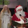 Den Nikolaus verkörperte Alexander Groß, der von der zehnjährigen Emily May als Weihnachtsengel bei der Geschenkeübergabe unterstützt wurde. Den Nikolaus verkörperte Alexander Groß, der von der zehnjährigen Emily May als Weihnachtsengel bei der Geschenkeübergabe unterstützt wurde.