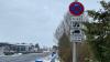 Schilderwald am Seitenstreifen an der Georg-Mayr-Straße: Bald braucht es vielleicht nur noch drei Zusatzschilder. 