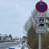Schilderwald am Seitenstreifen an der Georg-Mayr-Straße: Bald braucht es vielleicht nur noch drei Zusatzschilder. 