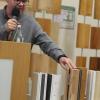Geschäftsführer Mario Döpfner stellte beim Symposium das Gerolzhöfer Familienunternehmen vor, das auf heimisches Holz setzt. Geschäftsführer Mario Döpfner stellte beim Symposium das Gerolzhöfer Familienunternehmen vor, das auf heimisches Holz setzt.