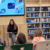 Juliana Gaiser und Danica Brömer (von links) lasen Kindern der Kindertagesstätte Edith-Stein-Straße beim Vorlesetag in der Stadtbibliothek Marktheidenfeld vor.
