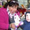 Mit ihrer Freude steckte die Rothenburgerin Irene Sieber die Besucher an und begeisterte Kinder wie hier die kleine Emilie mit ihren Wärmetieren.