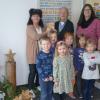 Groß war die Freude bei den Kindern, als Anton Then 300 Euro an Ingrid Wirsing, Einrichtungsleitung, im Beisein von Pfarrerin B. Hofmann-Landgraf übergab.